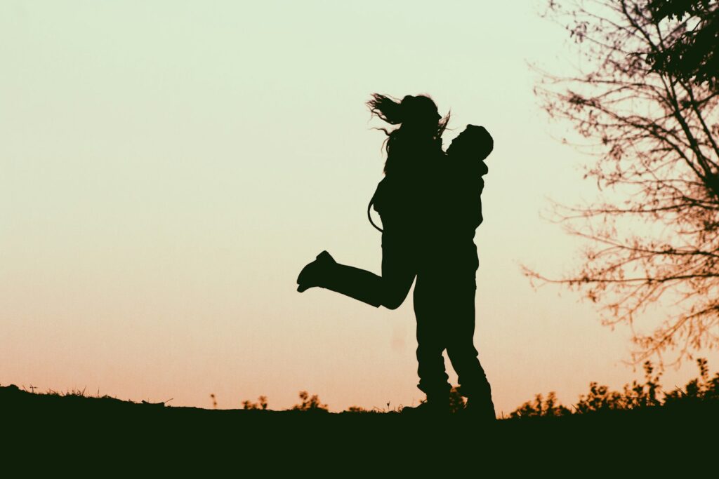 Silhueta de um casal abraçado ao pôr do sol
